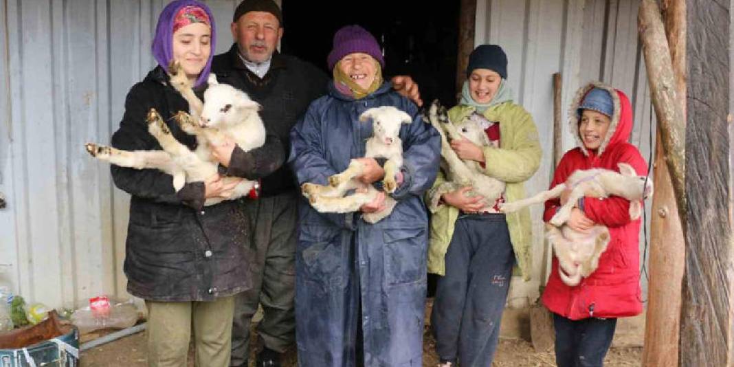 Kar yağışı beklentisi arttı göç başladı! Yaylalardan köye zorlu yolculuk: Kilometrelerce yolu yürüyerek gidiyorlar 1